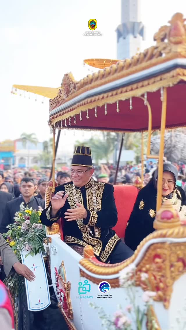 Bupati Pati Sudewo disoraki warga saat parade [instagram]